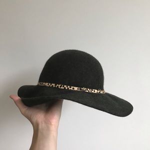 Wool hat w/ leopard strap